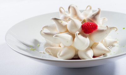 Mini Pavlova RASPBERRIES dessert