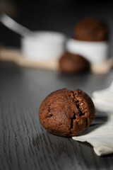 dolce invernale al cacao, soggetto su sfondo scuro ottimo per menù