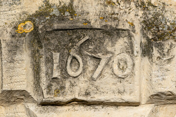 Date gravée dans la pierre apposée sur une maison