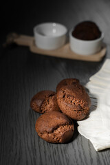 biscotti su sfondo scuro, biscotti per colazione con cacao
