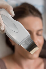 Ultrasonic combined cleaning of the face and decollete