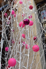 Boules de Noël violettes et roses