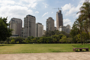 Parque do Povo vista para o luxo - SAO PAULO, SP, BRAZIL - SEPTEMBER 20, 2022: Luxurious Cidade Jardim neighborhood, with a tower under construction, seen from the Parque do Povo (People's Park).