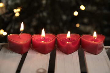 rote Herzkerzen mit Bokeh Hintergrund