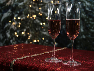 Feierlichkeit mit zwei Gläsern, Bokeh Hintergrund, Neujahrsfest