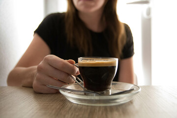 Mujer estudiante tomando taza de café . Close up.