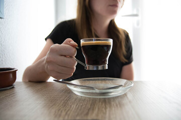 Mujer estudiante tomando taza de café . Close up.