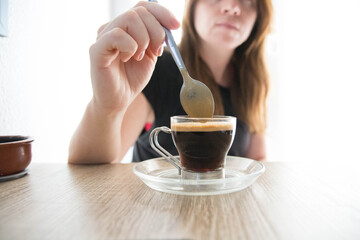 Mujer estudiante tomando taza de café . Close up.