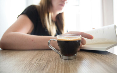 Mujer estudiante tomando taza de café . Close up.