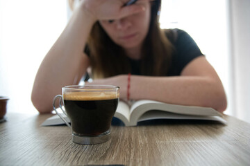 Mujer estudiante tomando taza de café . Close up.