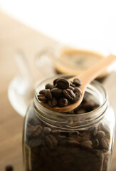 Taza de café y granos de café sobre fondo de madera. Copy space.