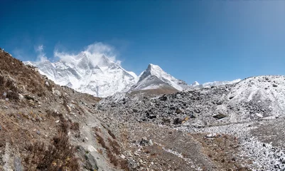 Fotobehang Makalu Bergenpieken met stroom in Himalayagebergte, Napal.