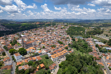 Fototapeta na wymiar Ouro Fino city located in the interior of Minas Gerais. It is part of the Caminho da Fé, part of the mesh circuit and with several coffee plantations. Houses, trees and mild climate.