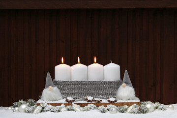 Fotoserie für die Adventszeit: Dritter Advent drei brennende Kerzen mit Zimtsternen und...