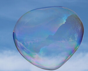 Bulle isolée dans le ciel 