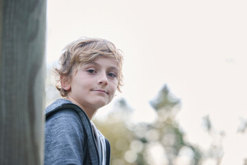 Portrait d'un enfant souriant dans le for&ecirc;t