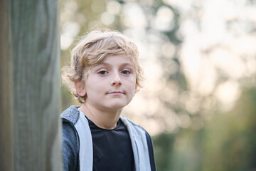 Portrait d'un enfant souriant dans le for&ecirc;t