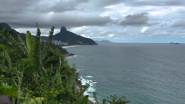Elevado das Bandeiras below that connects the West Zone to the South Zone of Rio de Janeiro, bordering the sea.