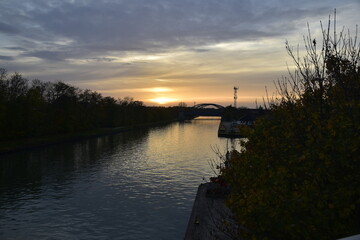 Sonnenuntergang am Mittelland-Kanal in Lohnde