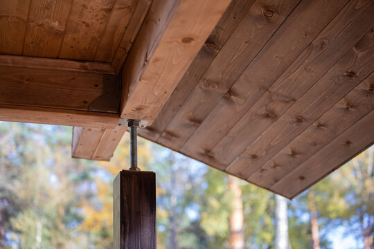 Screw jack. Roof level adjustment. Shrinkage compensator for the log house.