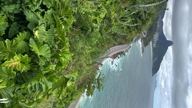 Elevado das Bandeiras below that connects the West Zone to the South Zone of Rio de Janeiro, bordering the sea.