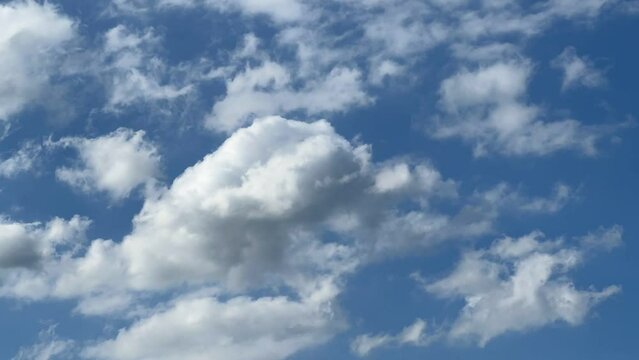 Zeitraffer blauer Himmel mit Wolken