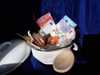 Geld und Gold statt Nahrungsmittel im Kochtopf, Deutsche Nothilfe, 
