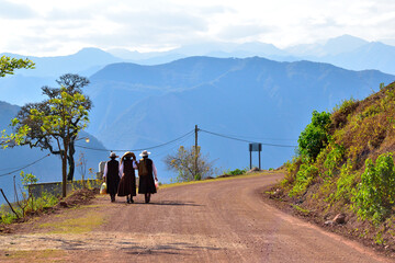 Tres señoritas, paisaje Argentino