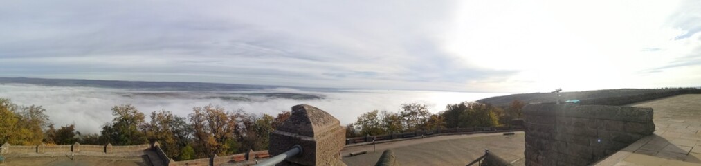 Das Kyffhäuser Denkmal im Herbst im Nebel