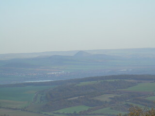 Naklejka premium Kyffhäuser und Oberburg, Blick nach Sangerhausen und Wettelrode