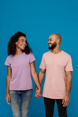 Obraz premium Black man and woman holding hands and smiling together