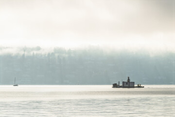 barge sur le lac léman avec le brouillard