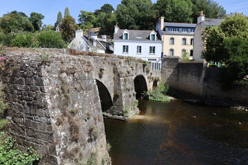 Le pont Lovignon sur la rivière Ellé, ville de Quimperlé, département du Finistère, Bretagne, France