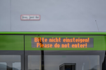 Schild Bitte nicht einsteigen! an Linienbus - Please do not enter! sign