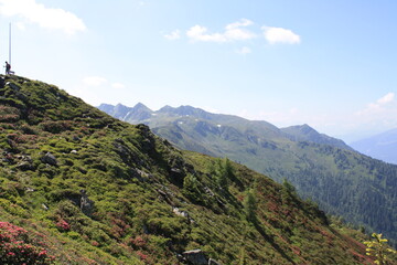 Fototapeta na wymiar Senderismo por los montes austriacos, en la zona de Alpbach.