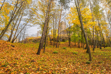 Obraz premium Autumn park scenery with Checiny castle in the background, Kielce County,&nbsp;Swietokrzyskie Voivodeship, southern&nbsp;Poland, Europe