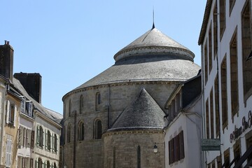 Fototapeta na wymiar L'abbaye Sainte Croix, construite au 11ème siècle, vue de l'extérieur, ville de Quimperlé, département du Finistère, Bretagne, France
