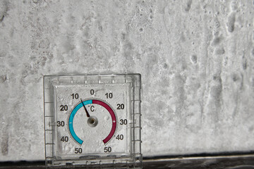 Naklejka premium thermometer with minusfrost on the glass, freezing, cooling, temperature decrease patterns on the window.