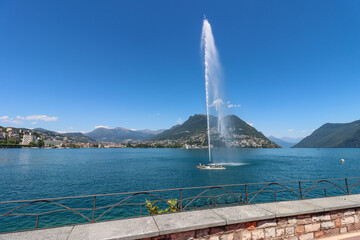 Große Fontäne auf dem Luganer See in der Schweiz