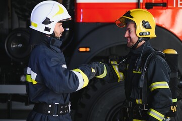 Obraz premium firemen leaving the station equipped and with the tools for the extinction of the fire