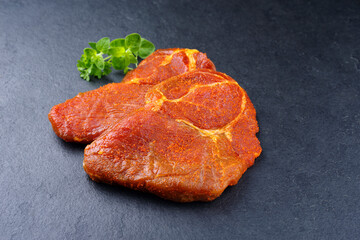 Traditionelles rohes gewürztes Nackensteak vom Schwein zubereitet für eine Sommer Grillparty...