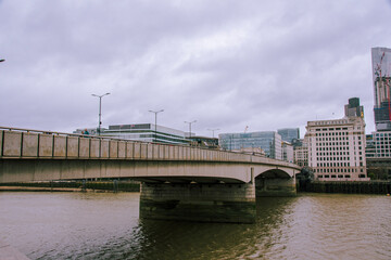 Naklejka premium bridge over the river thames