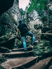 Frau entdeckt die Berge