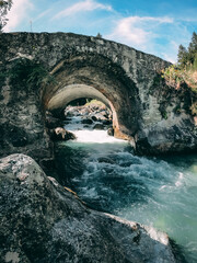 Steinbrücke über einen Fluss