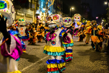 DESFILE DE DÍA DE MUERTOS Y PROCESIÓN COMUNITARIA EN LA CIUDAD DE MÉXICO