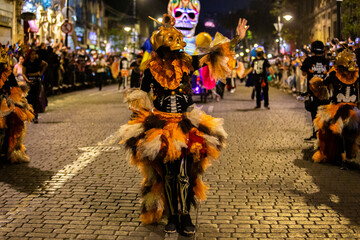 Fototapeta na wymiar DESFILE DE DÍA DE MUERTOS Y PROCESIÓN COMUNITARIA EN LA CIUDAD DE MÉXICO