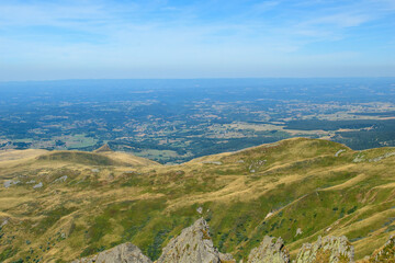 Fototapeta na wymiar Le Puy de Sancy est le plus haut sommet du Massif Central, et autour de Sancy
