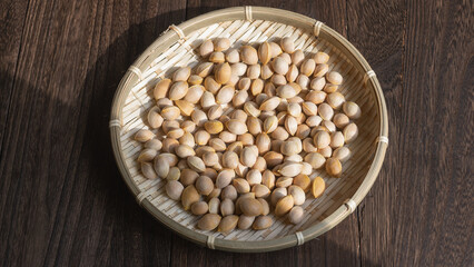 銀杏の種を干す