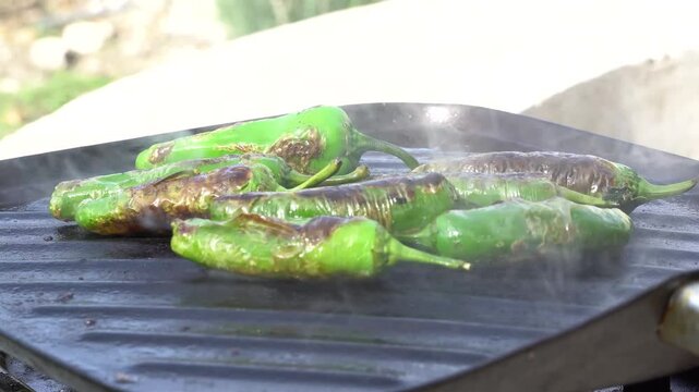 Asando pimientos en  un fog&oacute;n de camping 