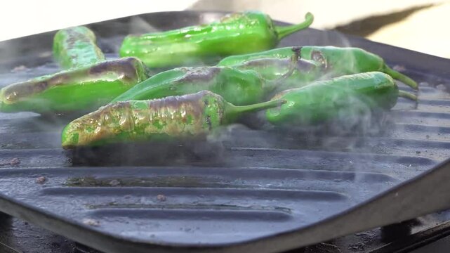 Asando pimientos en  un fog&oacute;n de camping 